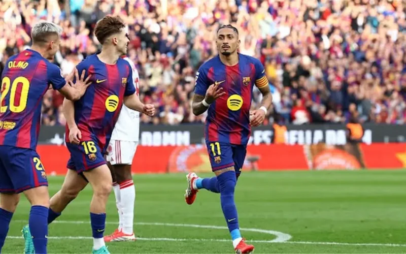 من هو اللاعب المتوج بجائزة رجل مباراة برشلونة وإشبيلية في الدوري الإسباني؟